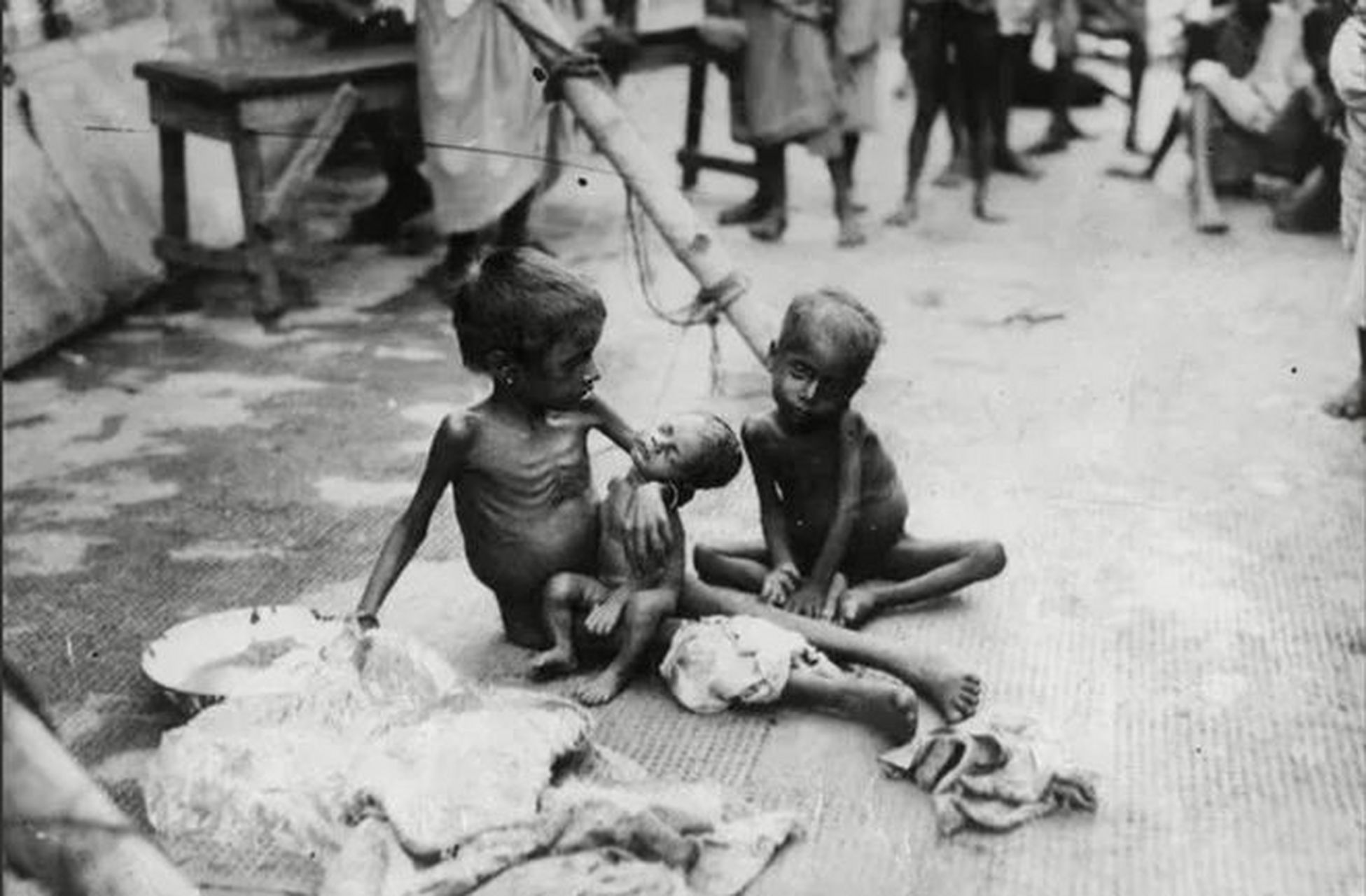 1943年的孟加拉国经历了一场严重饥荒,据统计,有至少两百万人失去了