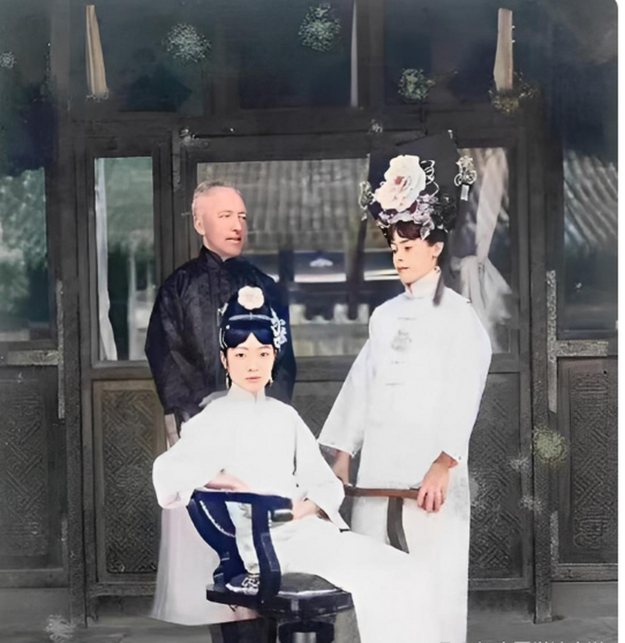 晚清时期,这是婉容与庄士敦和任萨姆一同合影.