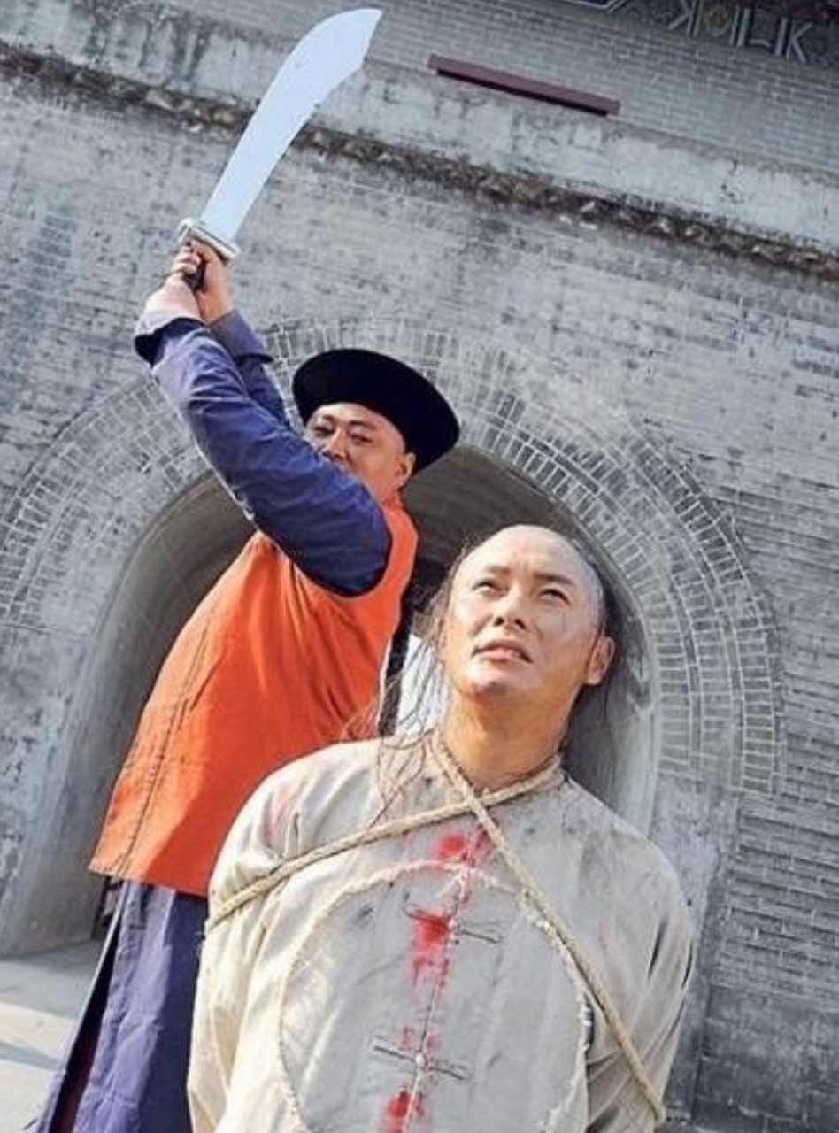 "手起刀落,从他耳朵里滚出来2个纸团.刽子手打开一看,瞬间目瞪口呆.