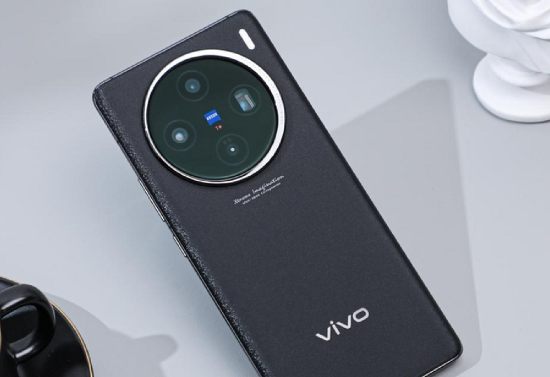 当首次拿到vivo x100时,会有一种奇怪的感觉,细看之下会发现,手机背部