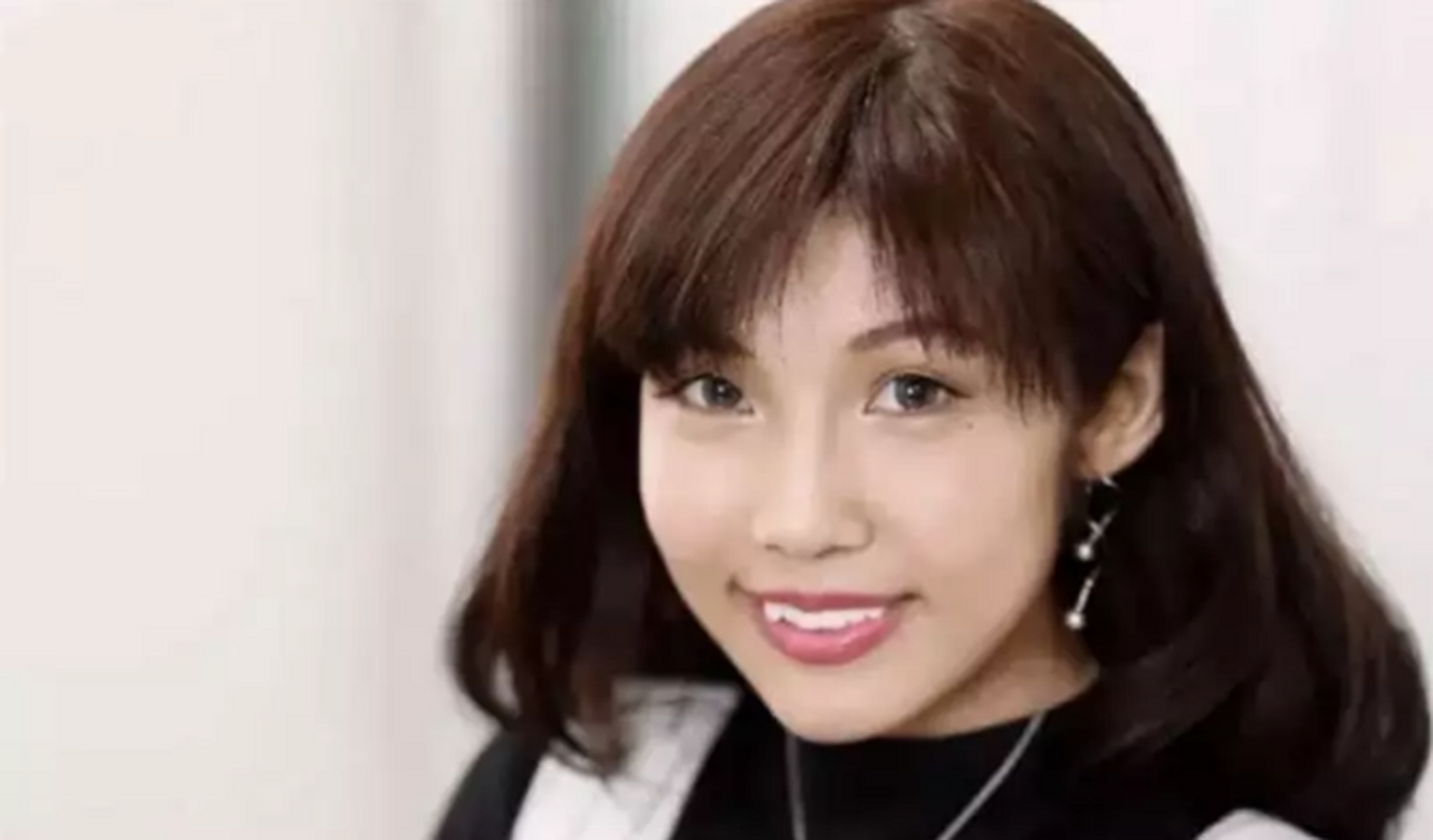 今井梦露从小就是滑雪世家的一员,一路荣誉加身,但一次意外的伤害让