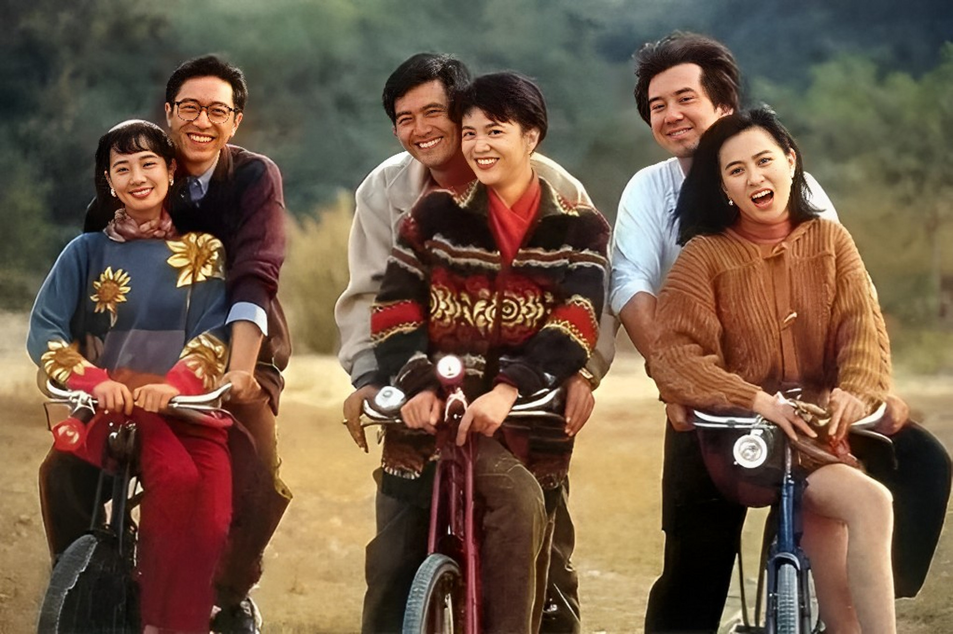 这是90年代,六位年轻的香港艺人骑自行车的合影,照片中左边是毛舜筠