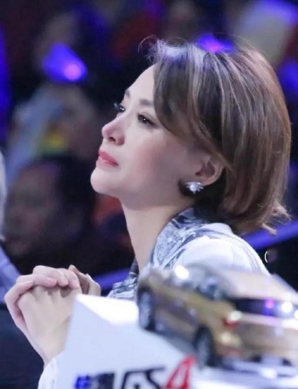 董卿是昔日的"央视一姐",她知性婉约,优雅端庄,有着智慧深情的眼神