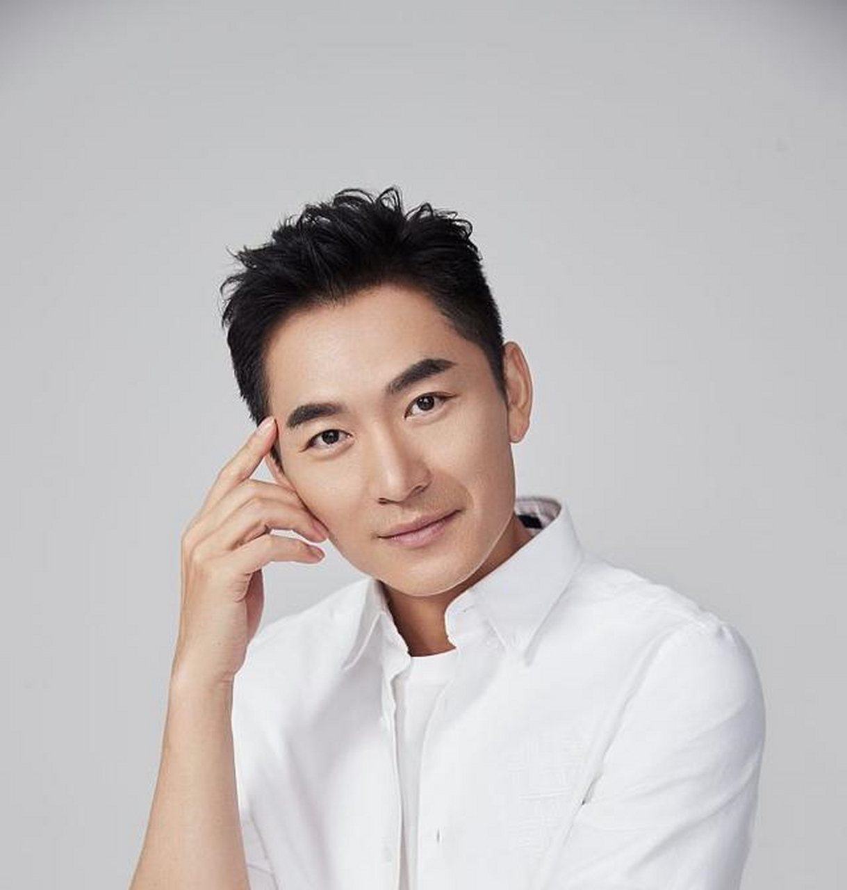 朱泳腾白色look扮温柔绅士 眼眸含笑气质儒雅尽显成熟魅力[舔屏]