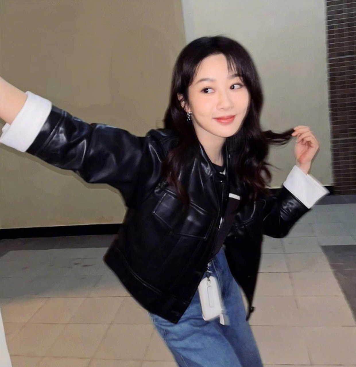 杨紫身穿黑色短款皮衣搭配牛仔裤,活泼灵动,满满的少女感!