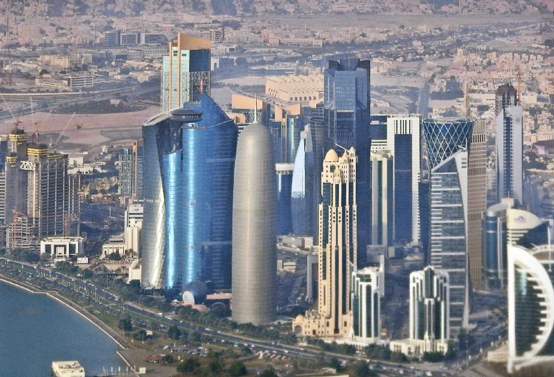 卡塔尔的首都多哈街景,你说他们每天就工作三小时,要这么多办公楼干