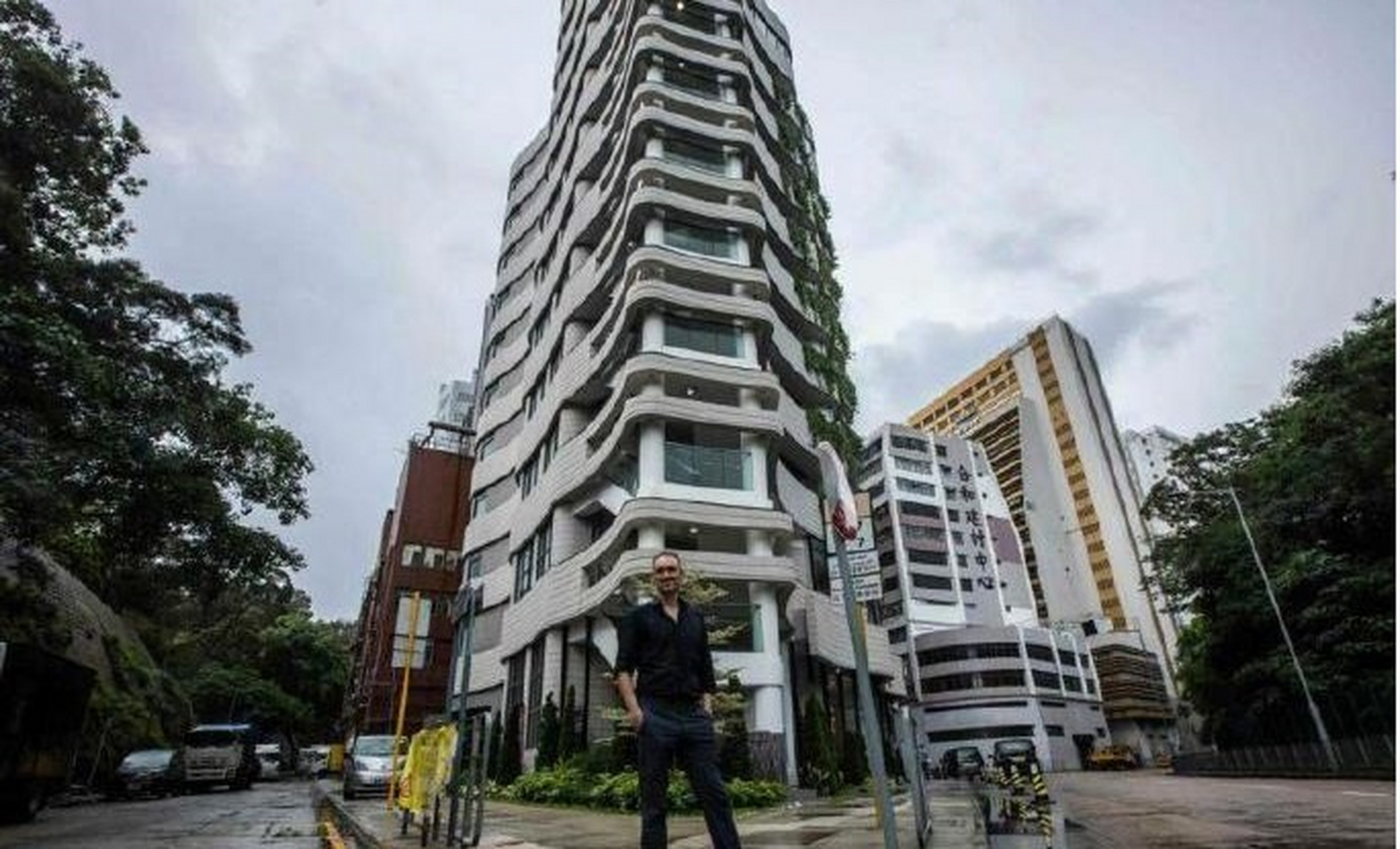 香港骨灰龛场高楼化 解决安置地短缺问题 一座拥有白色大理石门厅和