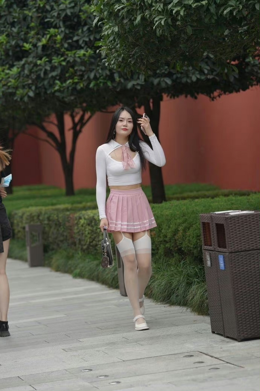 街拍粉色百褶裙美女,吊带丝袜迷人#时尚穿搭# #日常穿搭# #美女