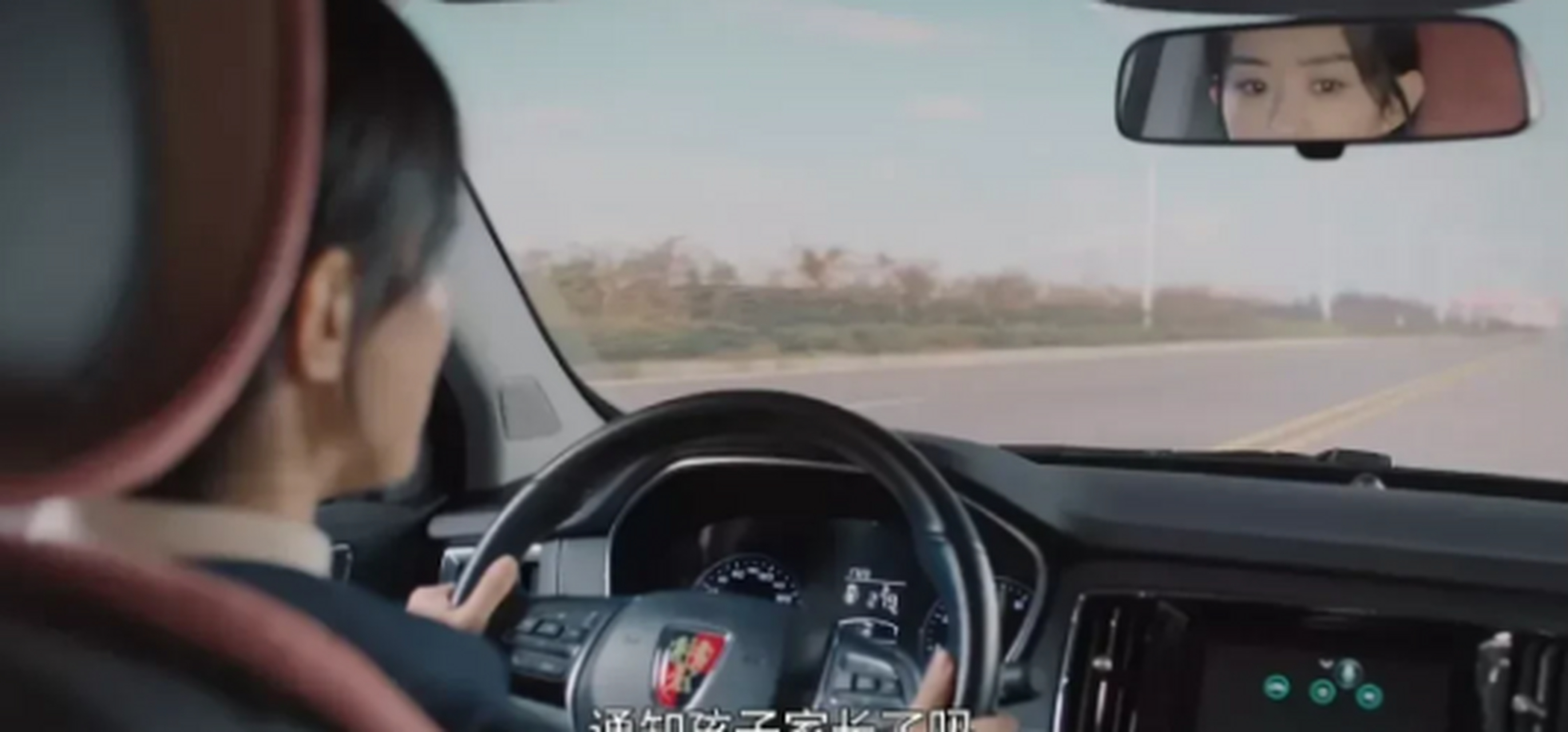 我发现赵丽颖演开车戏很真实,因为她会左右看后视镜,还不会转头跟副