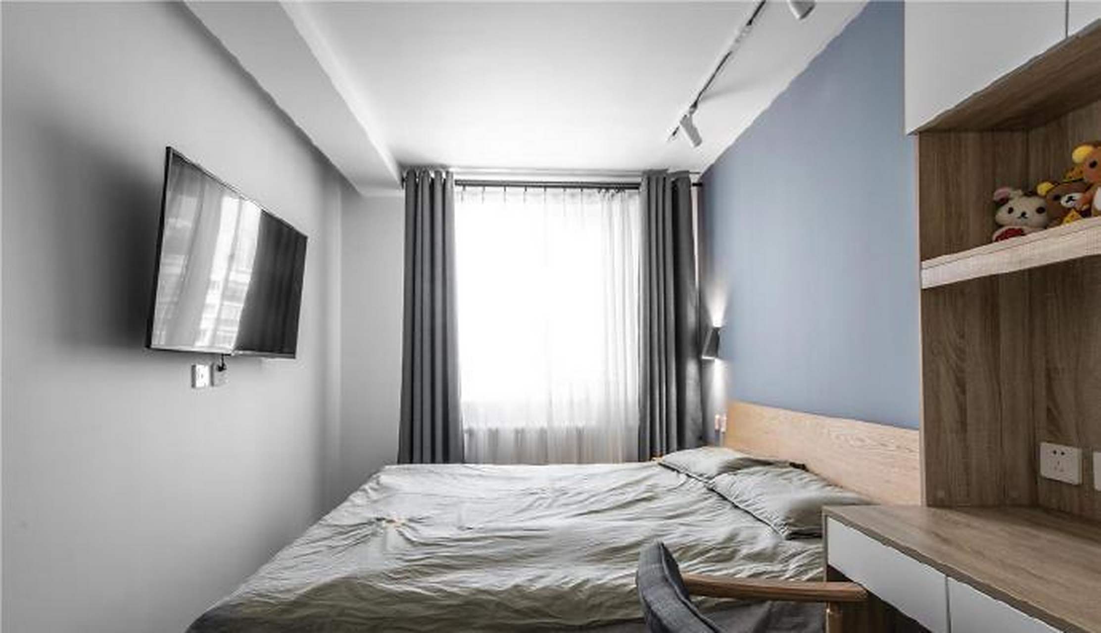 灰蓝色墙漆作为背景  你喜欢这样的装修吗?喜欢点个赞吧.