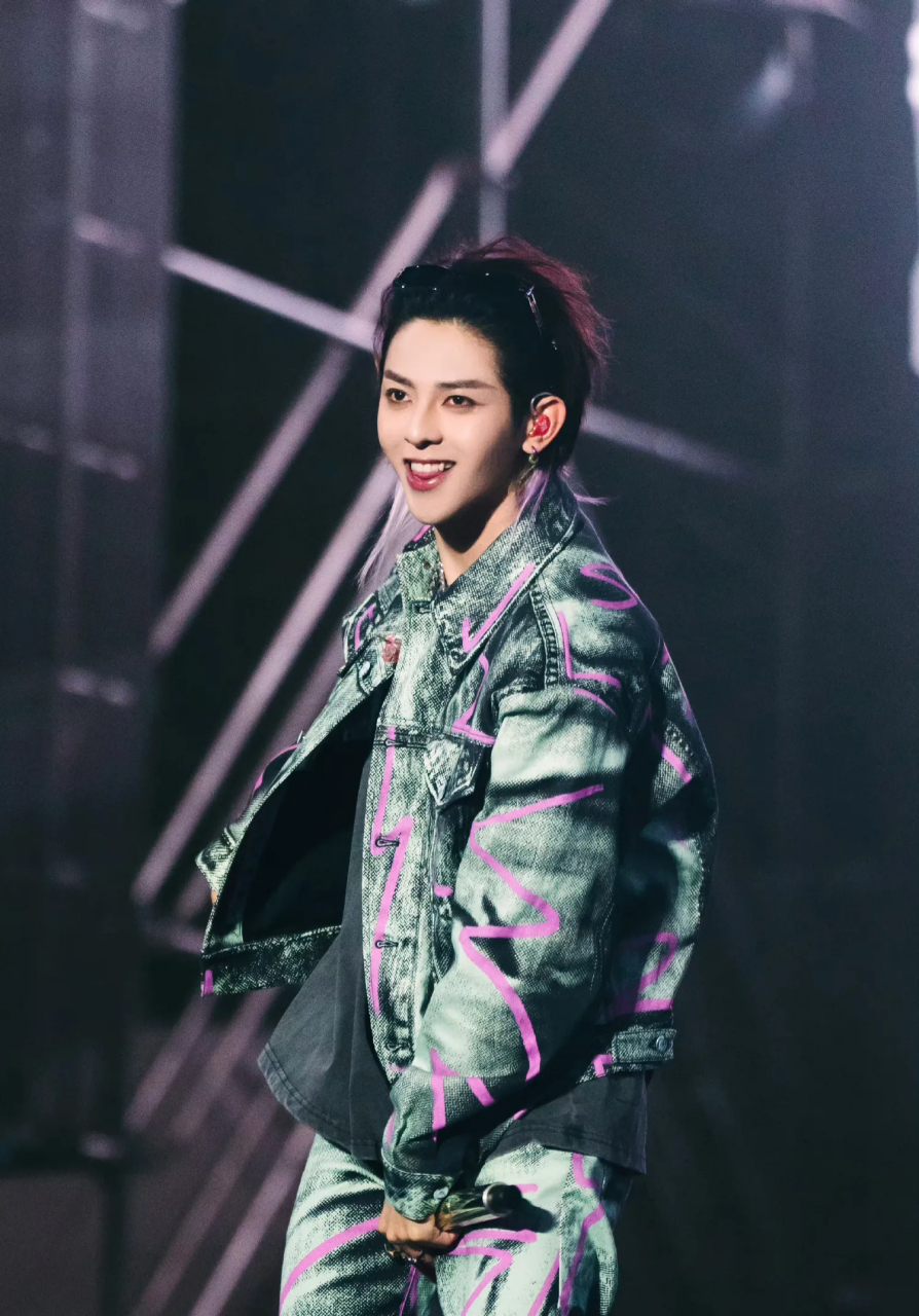 8月22日,歌手符龙飞激动地晒出了他大女儿和刚出生的二胎宝宝的珍贵