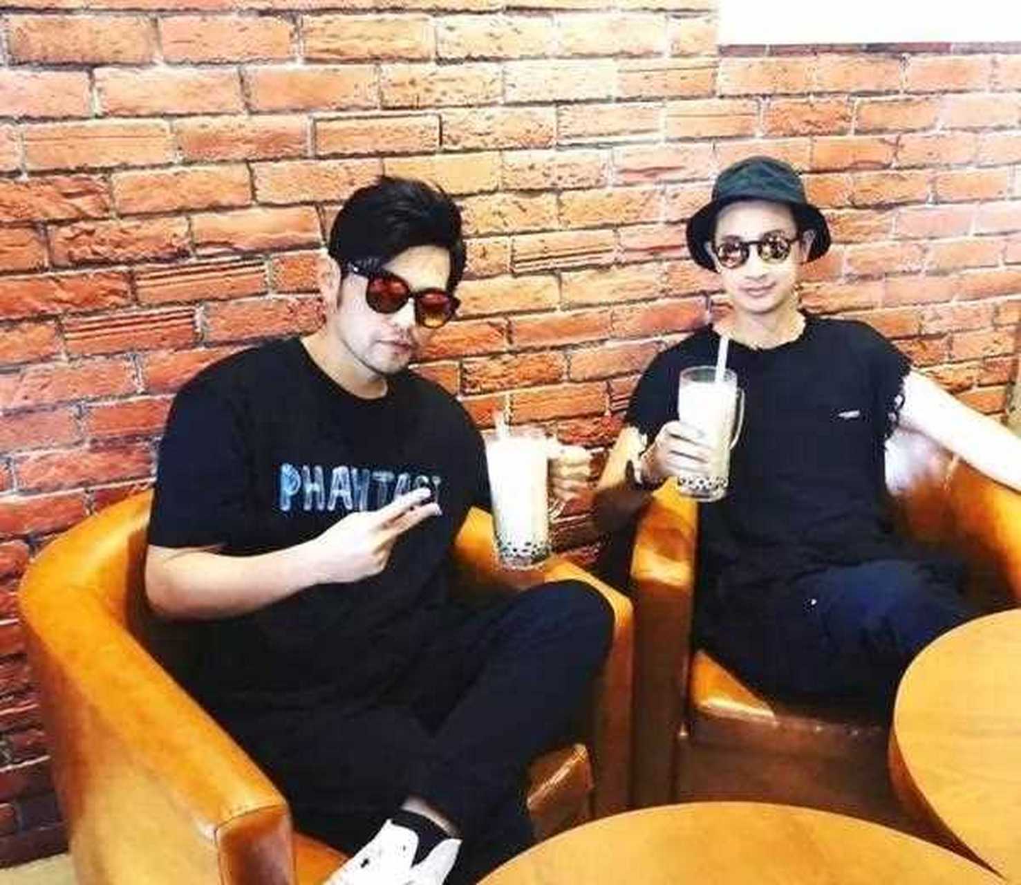 周杰伦与邱凯伟的合影![爱钱]