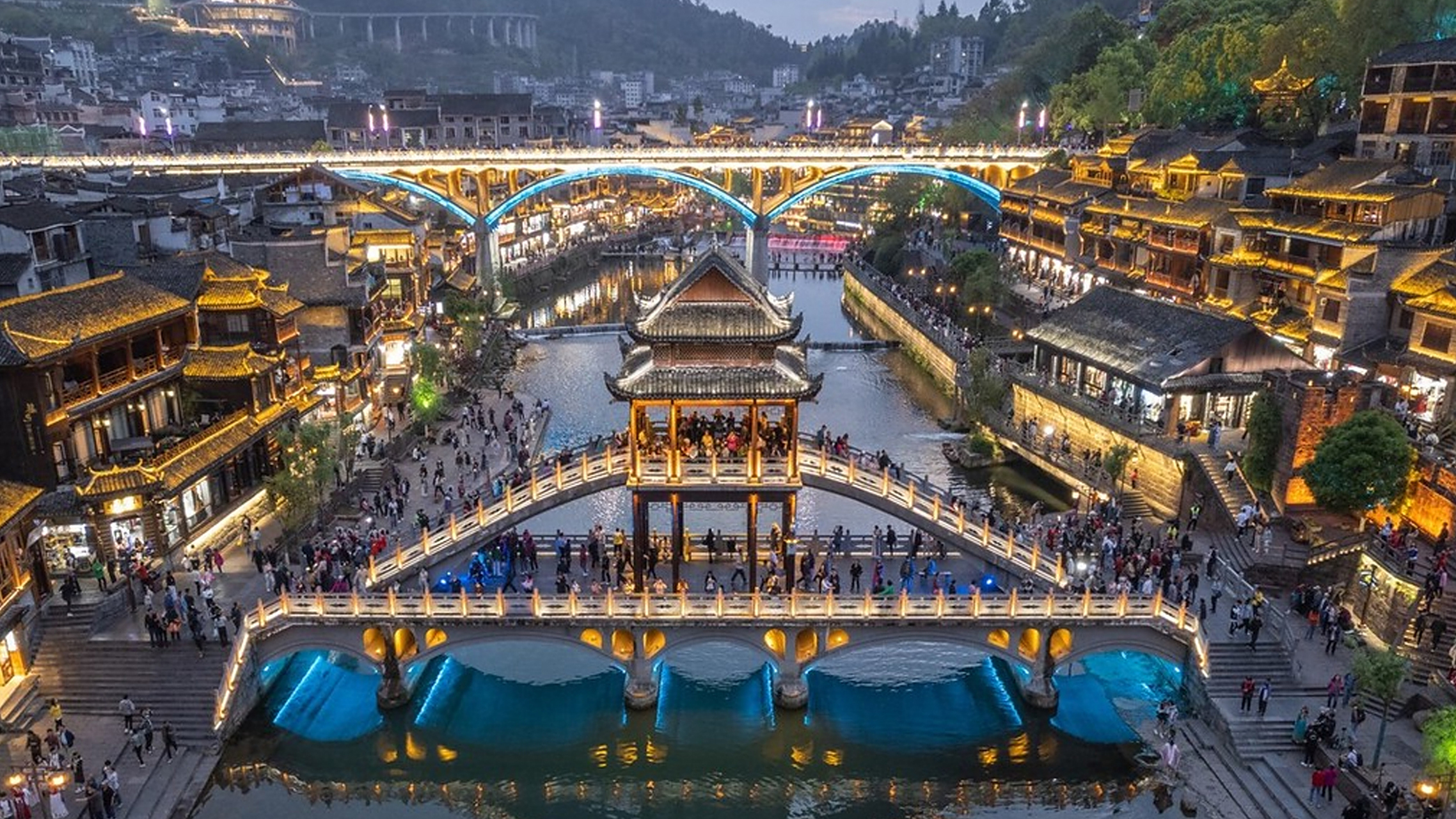 五一的凤凰古城,风景美如画,作为九大千年古城之一,傍晚的凤凰更加