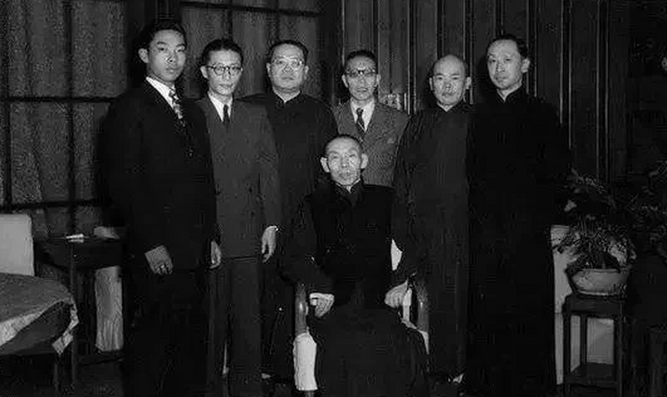 1950年冬,昔日杜门名人:叶焯山,马祥生被押上了逸园跑狗场公审台.