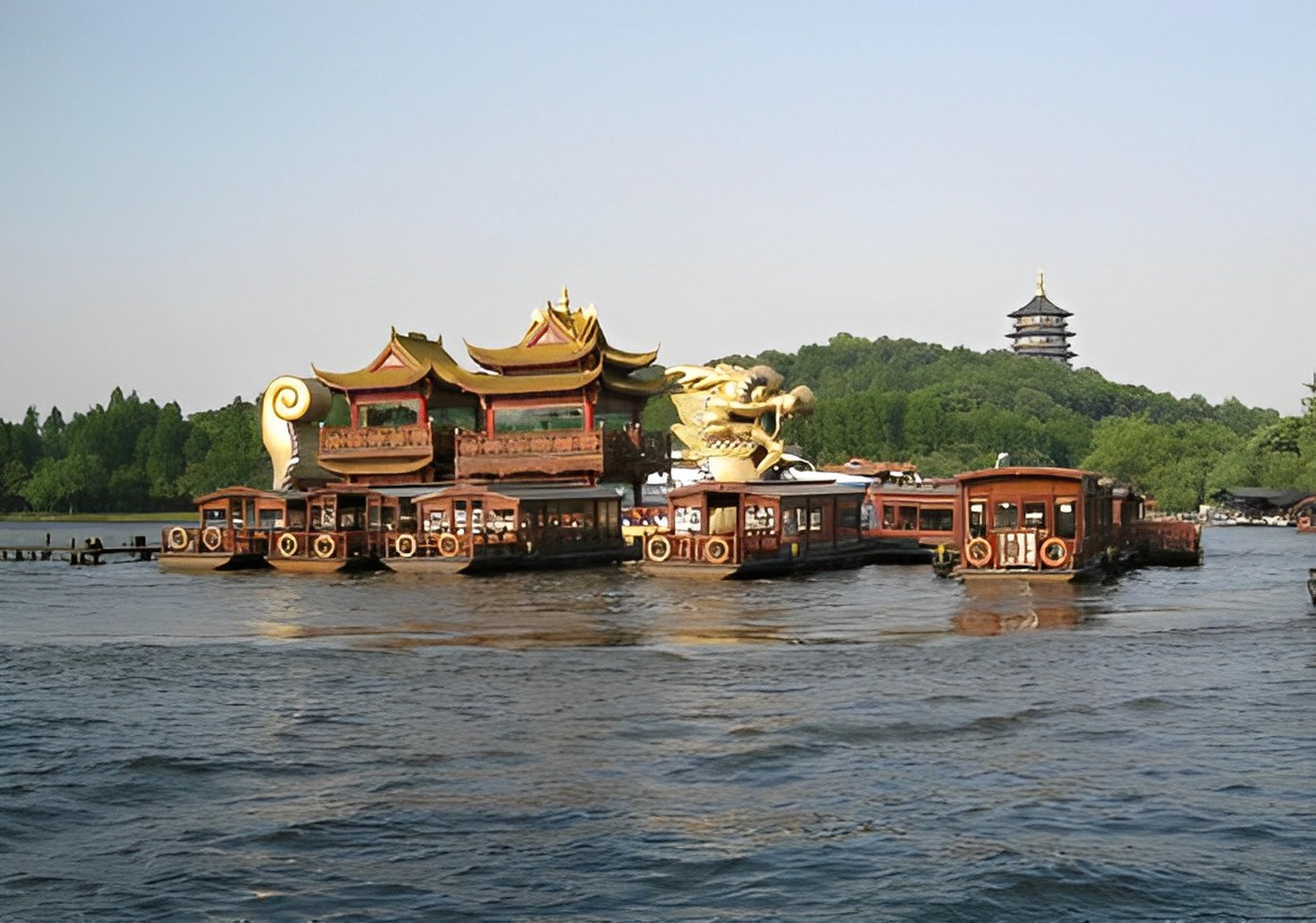 杭州西湖:位于浙江省的杭州市西山,是中国大陆首批国家重点风景名胜区