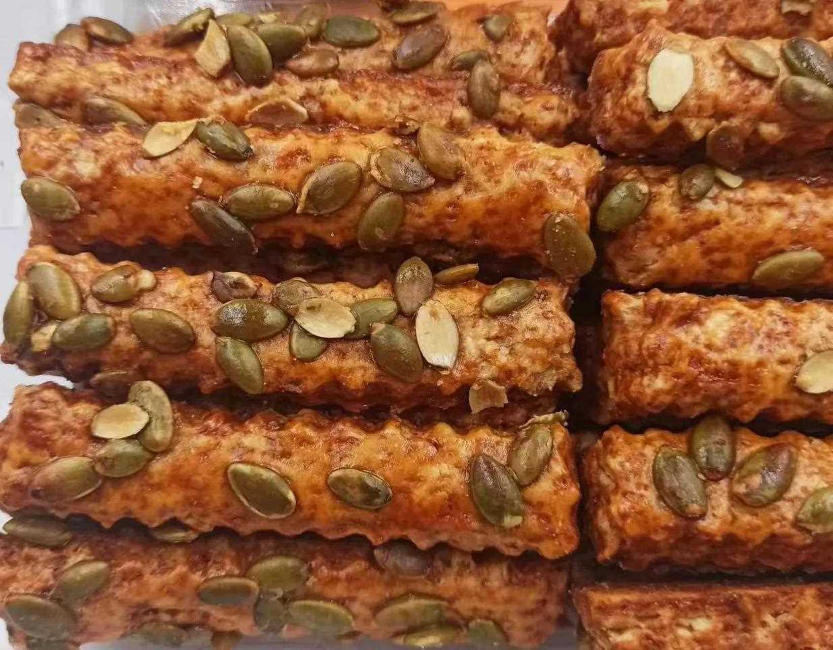 [得意] 今天买的山药南瓜酥, 南瓜籽颗粒分明,[中国加油] 融入山药粉