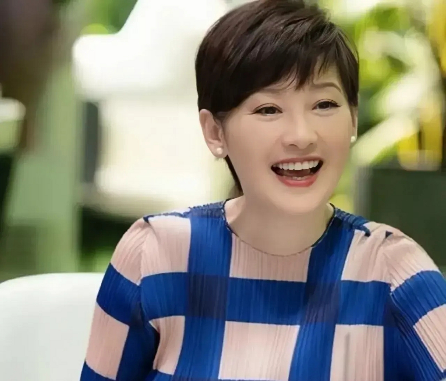 冯小刚的妻子徐帆,一头干练的短发造型,皮肤白皙紧致,脸上洋溢着灿烂