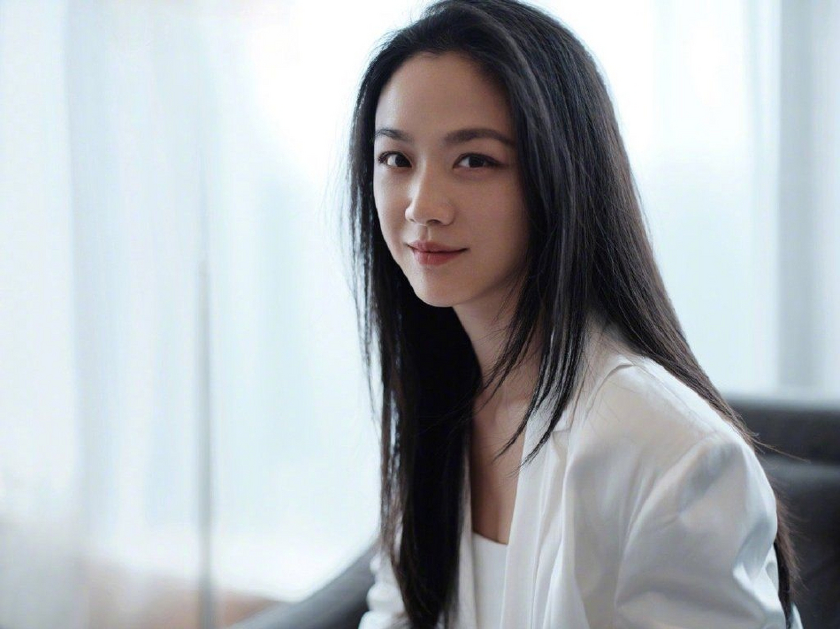 4月18日,汤唯最新写真大片释出,她身穿白色西装套装,搭配黑长直造型