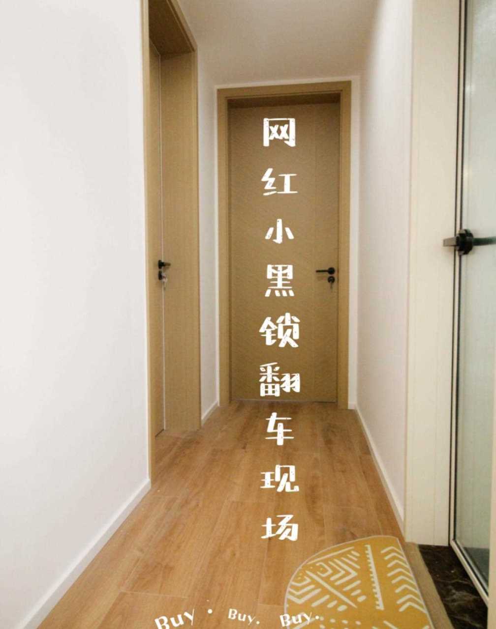 父亲家是木色鱼骨纹平板门,门框加高到顶