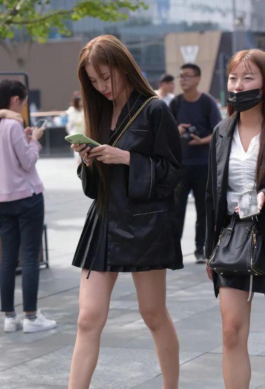 穿黑衣的时尚女生