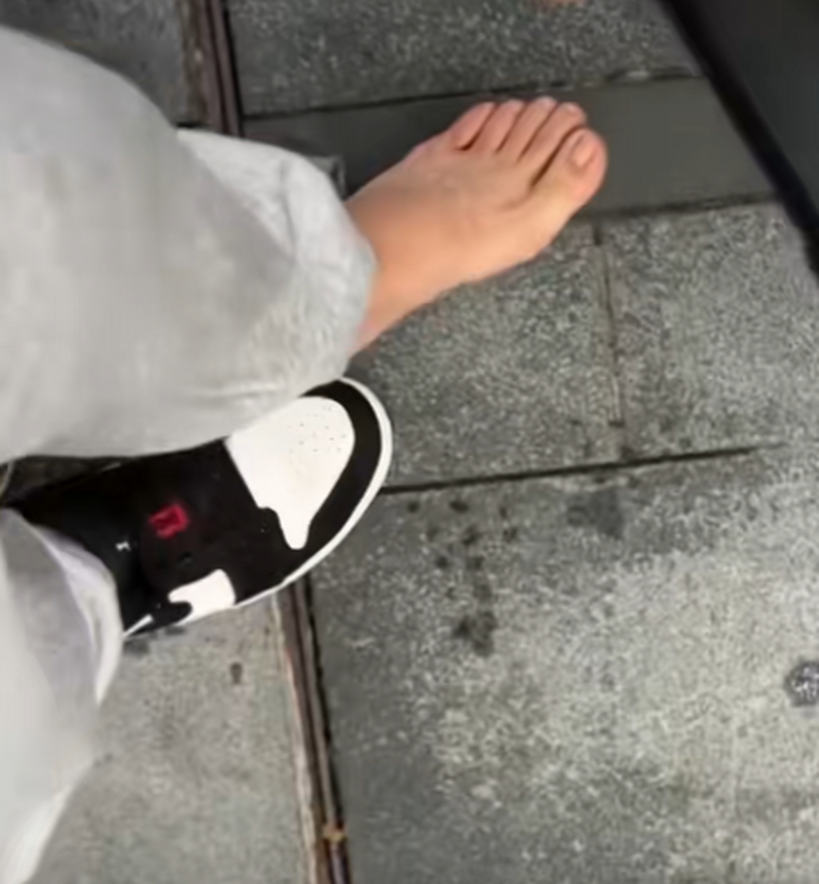 4月28日,上海,男子在迪士尼排队时一只脚鞋子被挤丢,哭笑不得:我鞋呢?