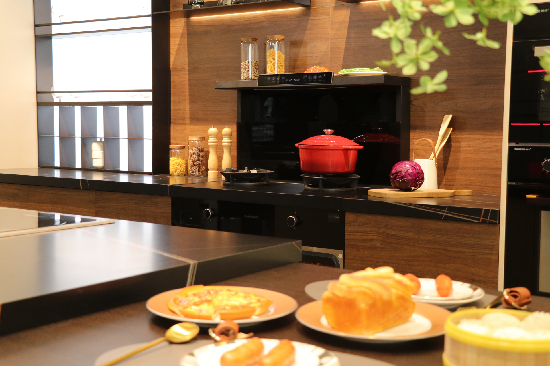 做饭前只需备好菜,放入蒸烤箱,若是对时间和温度没有把握,帅丰的海量