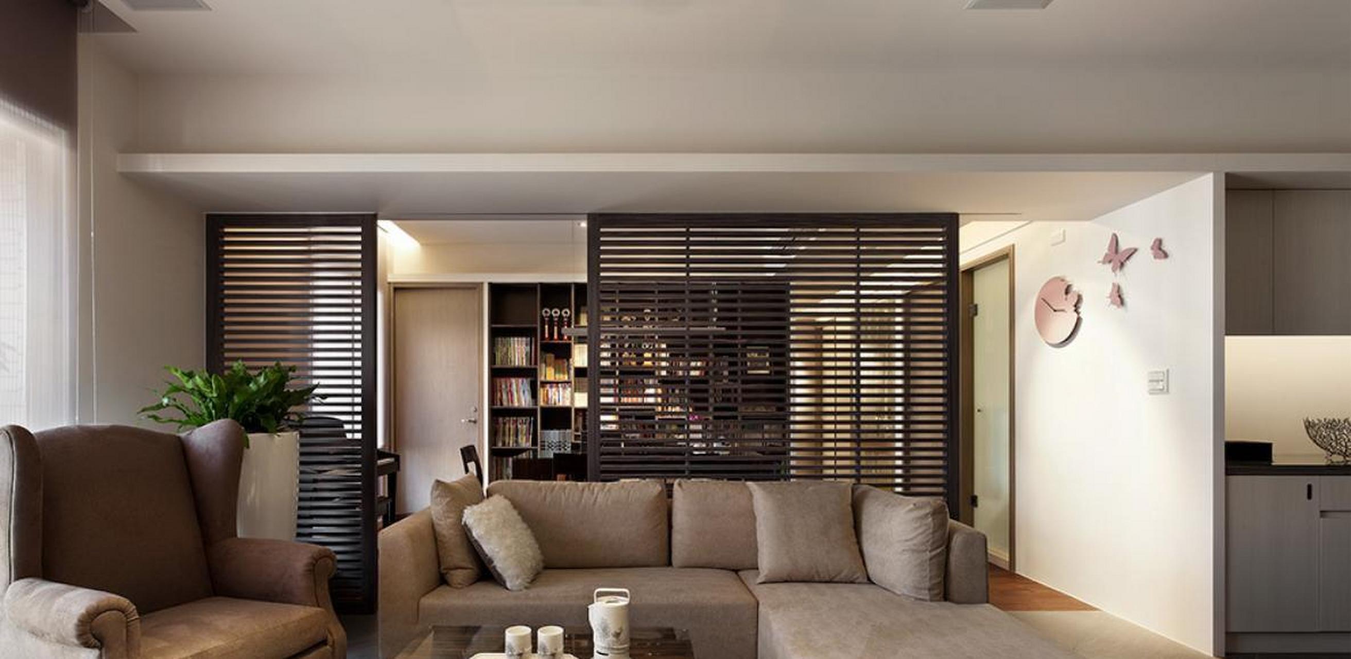 其实客厅隔断的形式可以多种多样,并不局限于墙体隔断,比如矮墙 黑