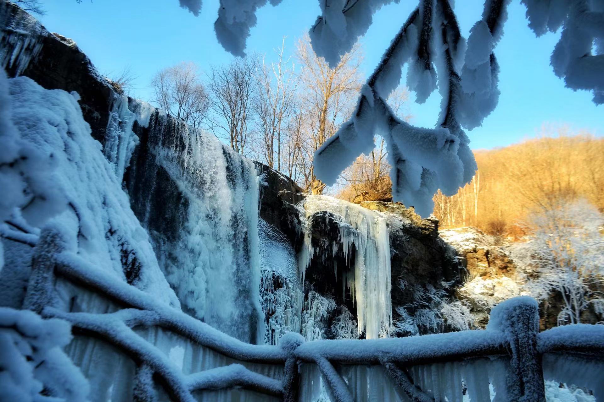 网红打卡地辽宁杠杠滴# 滑雪胜地——宽甸青山沟冰瀑美景(宽甸旅游