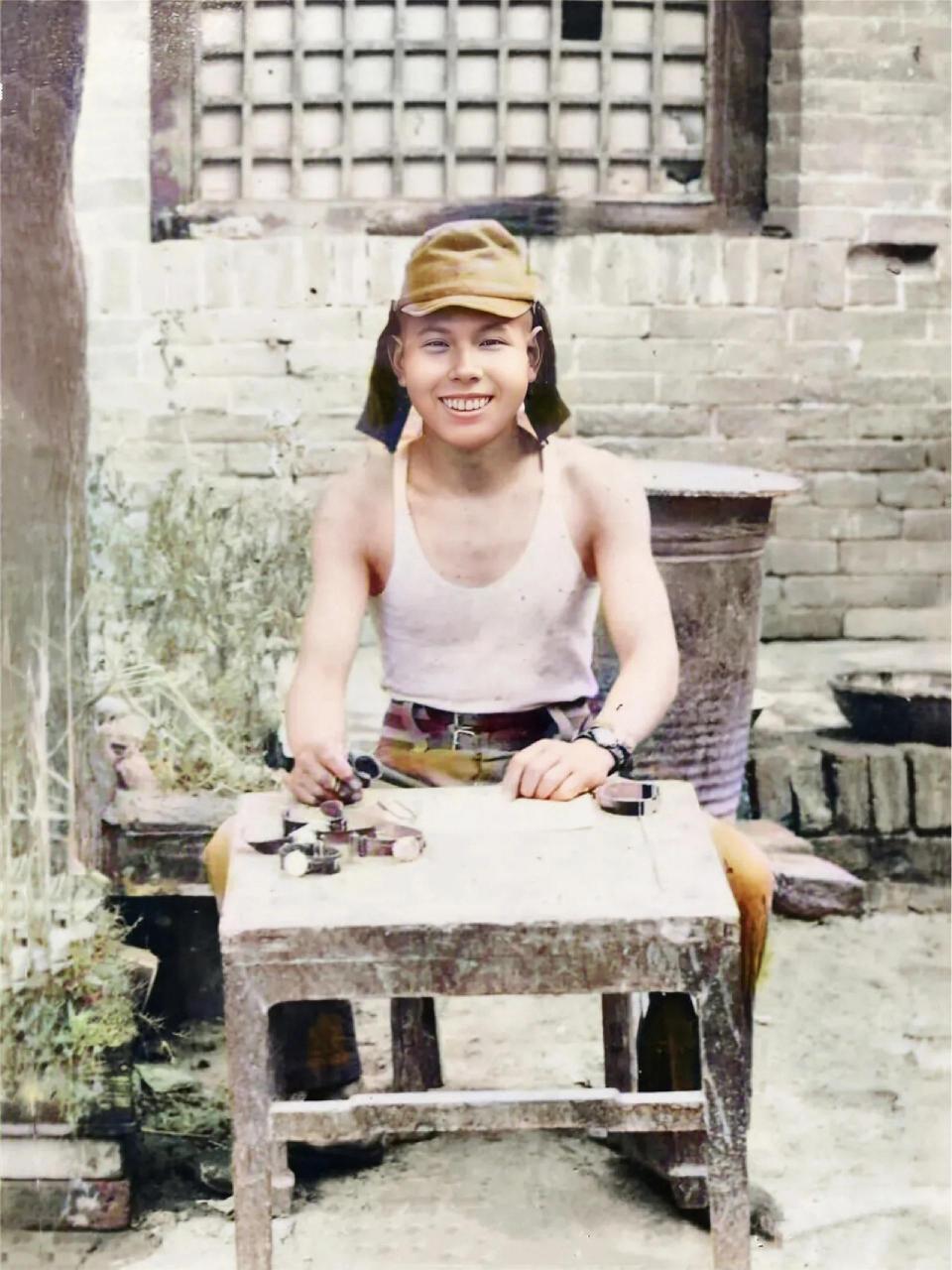 一个戴着日军标志性军帽的日本士兵,坐在一间农家小院中,贪婪地清点着