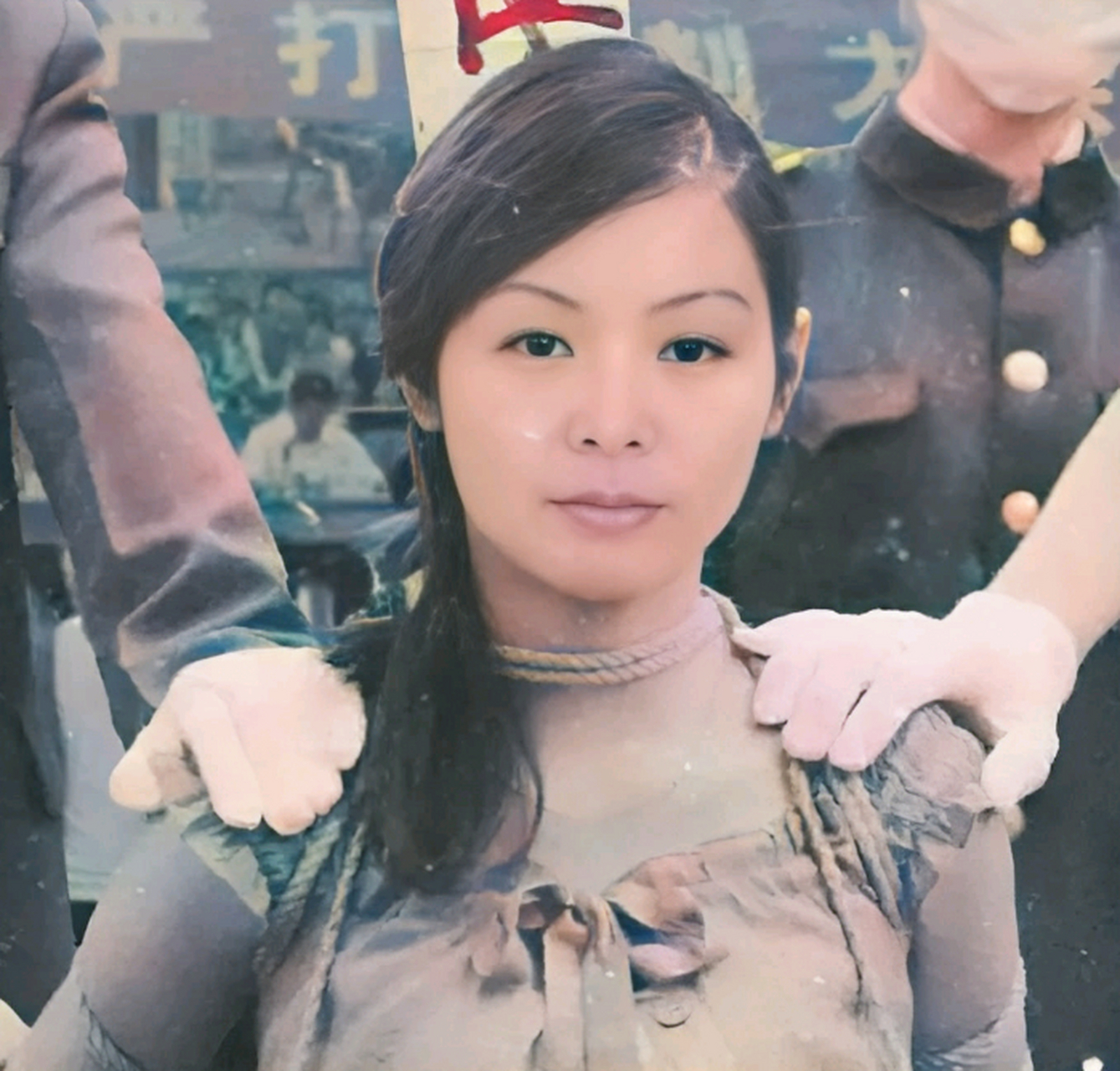 一次她在河里裸泳被人举报被捕,同时经调查发现,她先