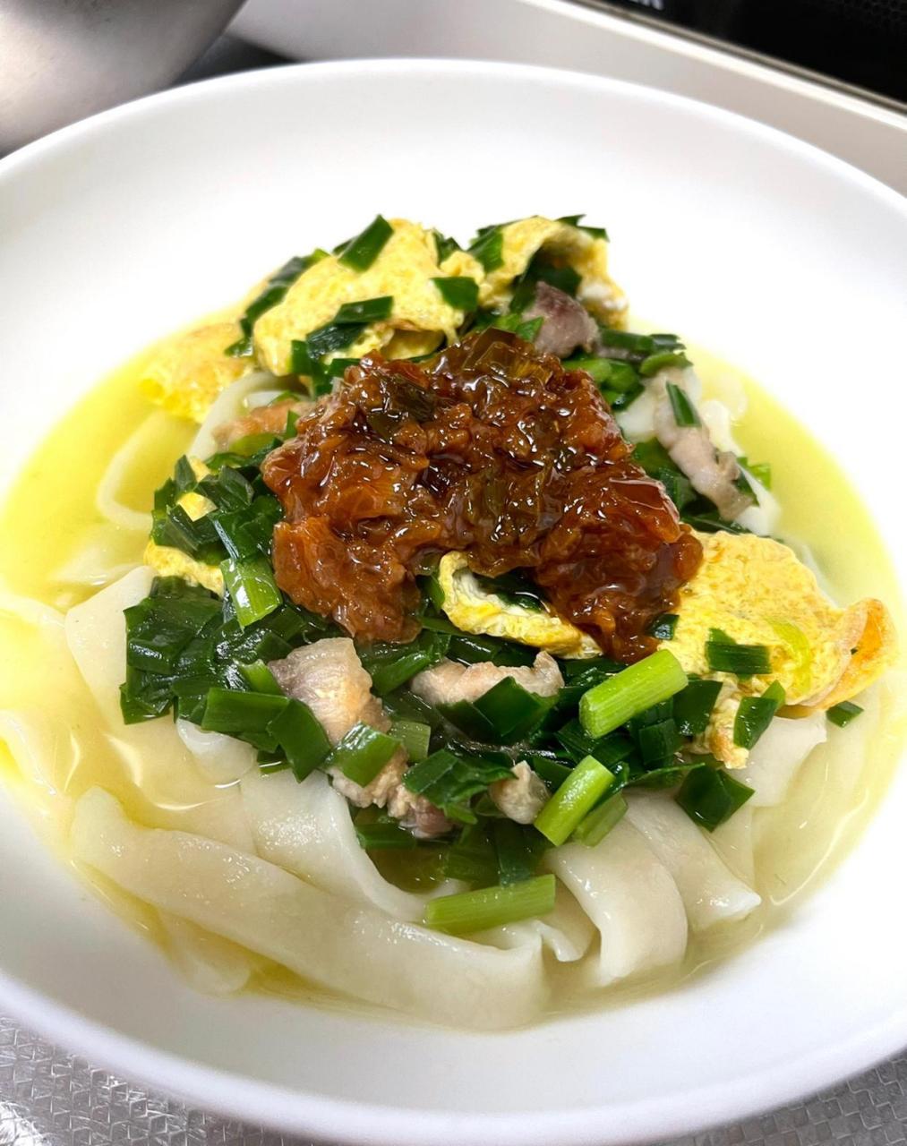 韭菜鸡蛋打卤面 1:准备适量面粉,加入一丢盐增加筋性,温水和成稍硬的