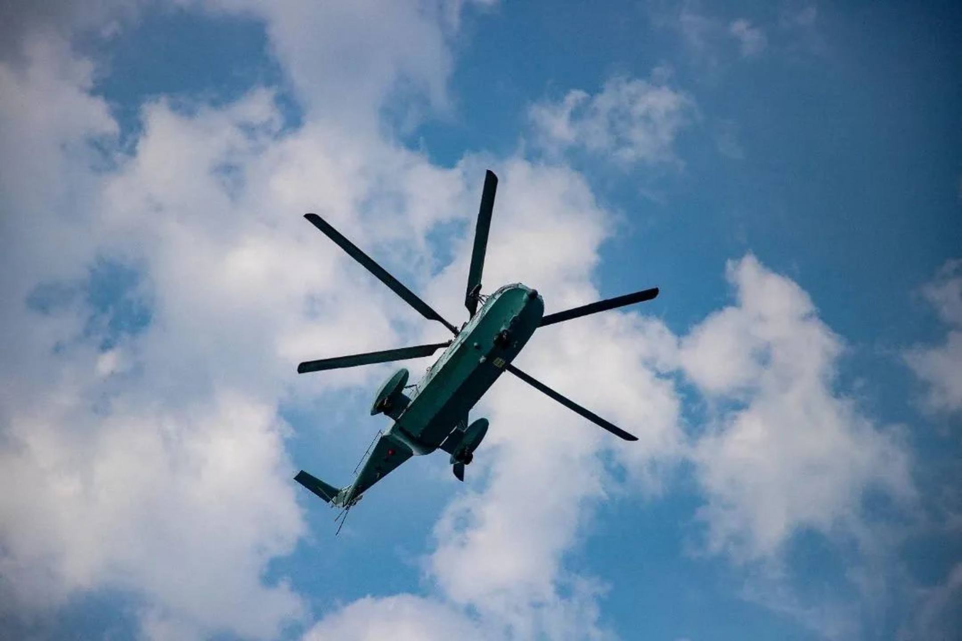 直-8c海上起降训练】  图为海军作战支援舰支队组成舰艇编队开展实战