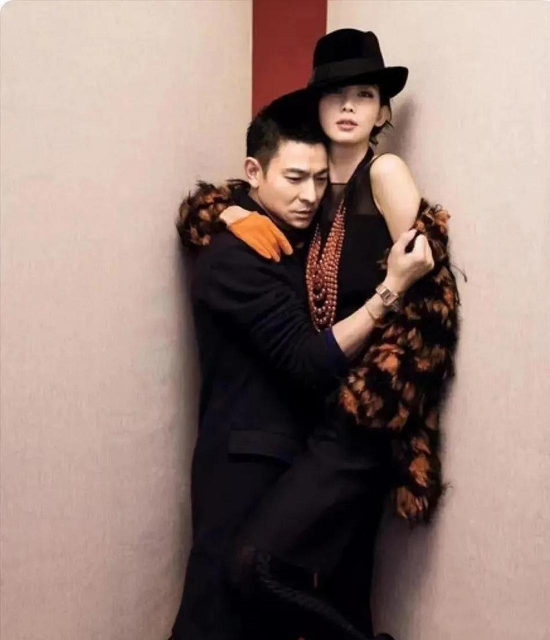 刘德华和他的御用伴舞女郎的亲密合照,这个美女长得神似林志玲.