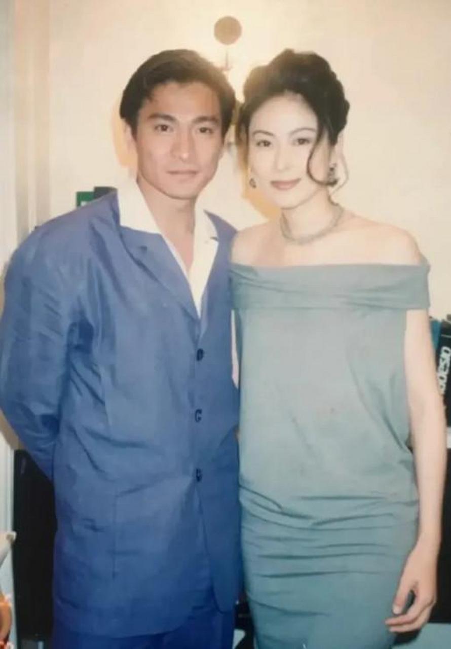 1993年的刘德华的照片,旁边的美女不知是谁?[火焰]