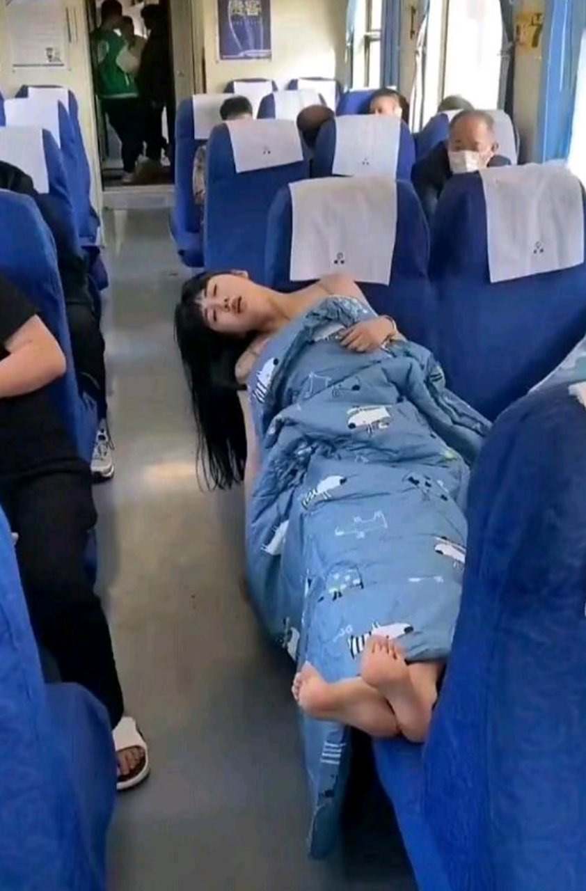 这美女睡觉姿势真销魂,该怎么叫醒他啊