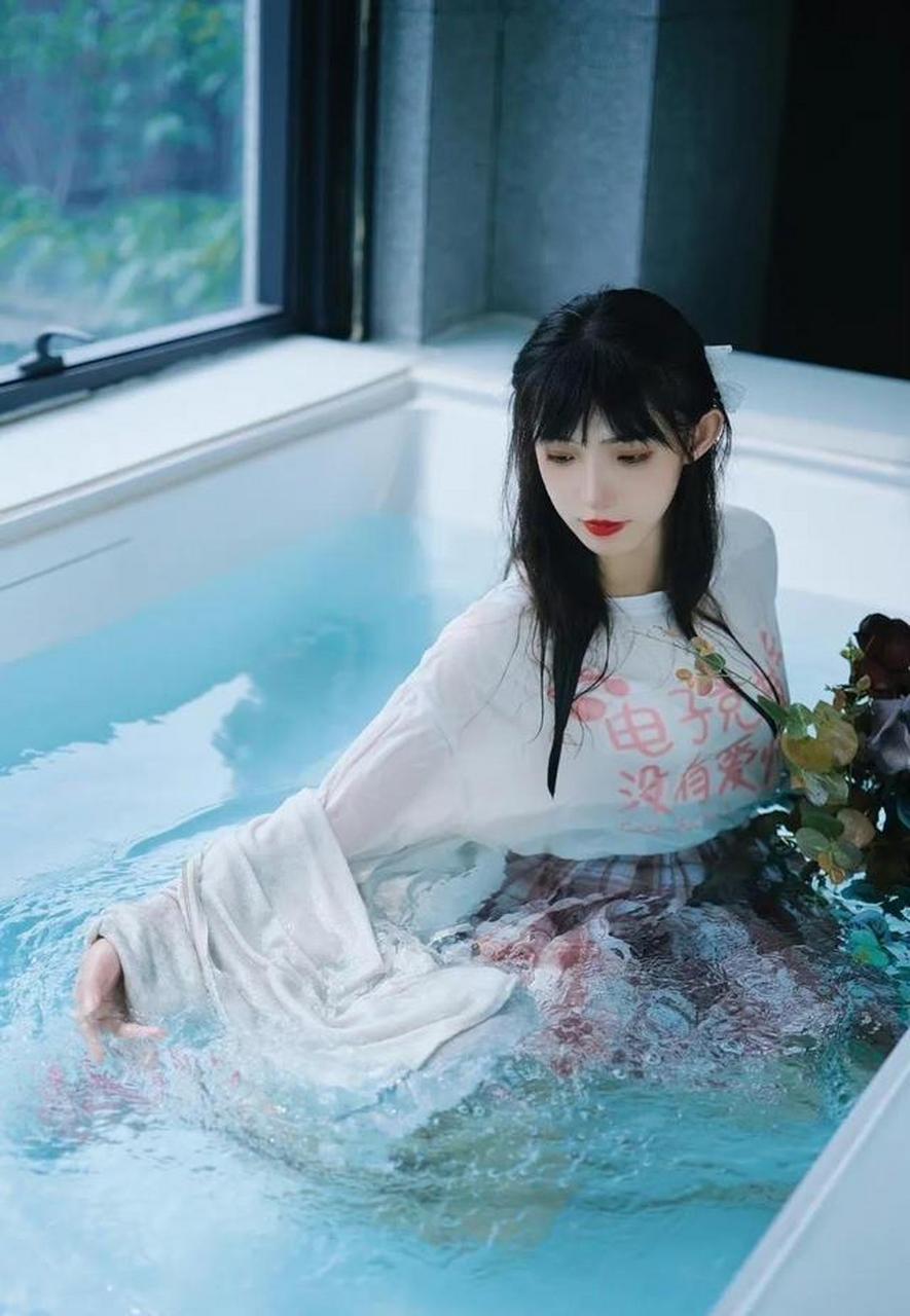 浴室里的少女