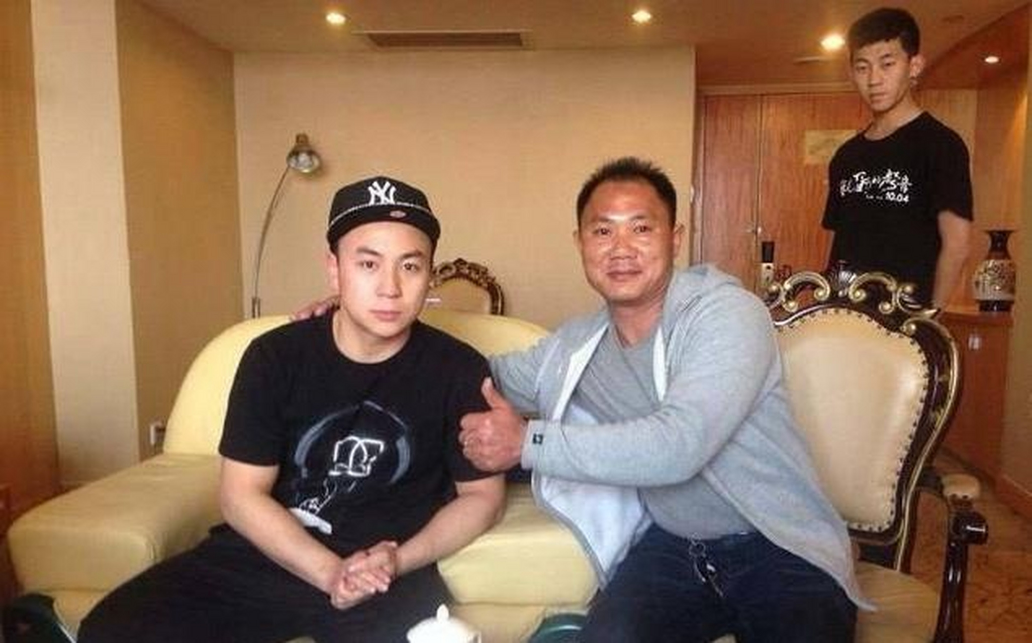 释小龙从小被父亲送入河南少林寺学习武术,师傅是现任佛教协会的会长