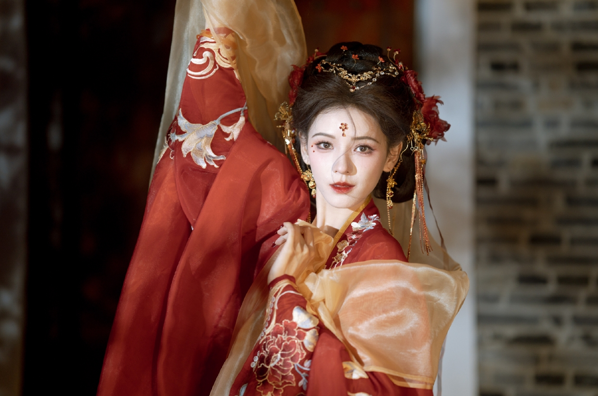 婀娜多姿,窈窕淑女的#张予曦# 身着国风大典汉服红色婚服,仙姿佚貌