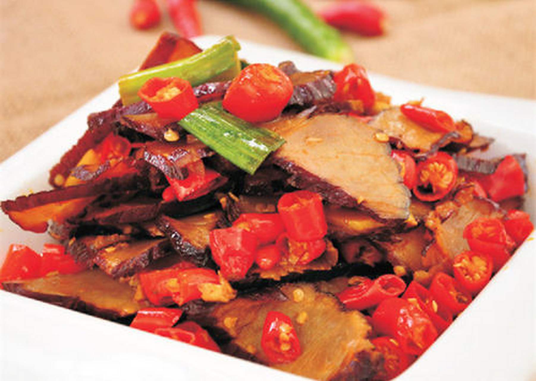 红椒腊牛肉,喜欢吃辣的同学一定不要错过这道美食,吃完之后一定不会让