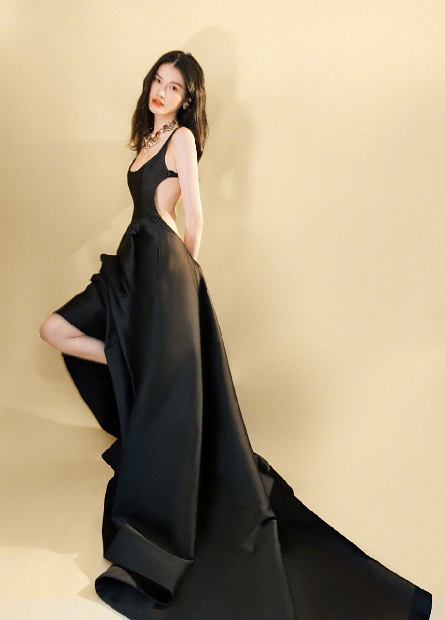 何穗:黑色露背长裙