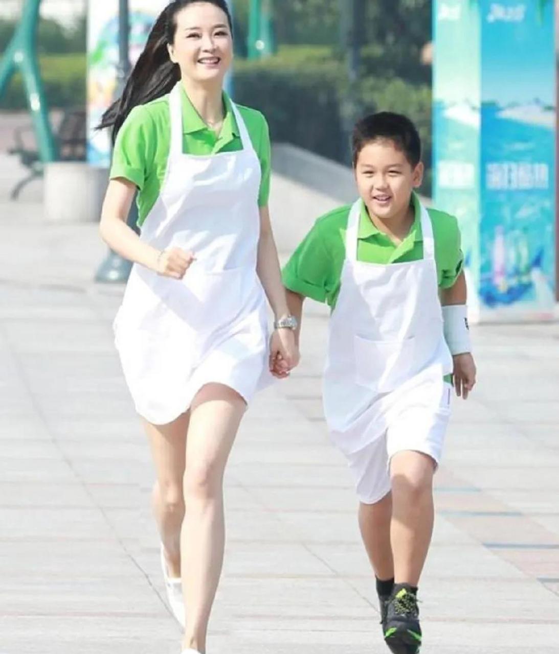 王艳儿子近照曝光惹争议!