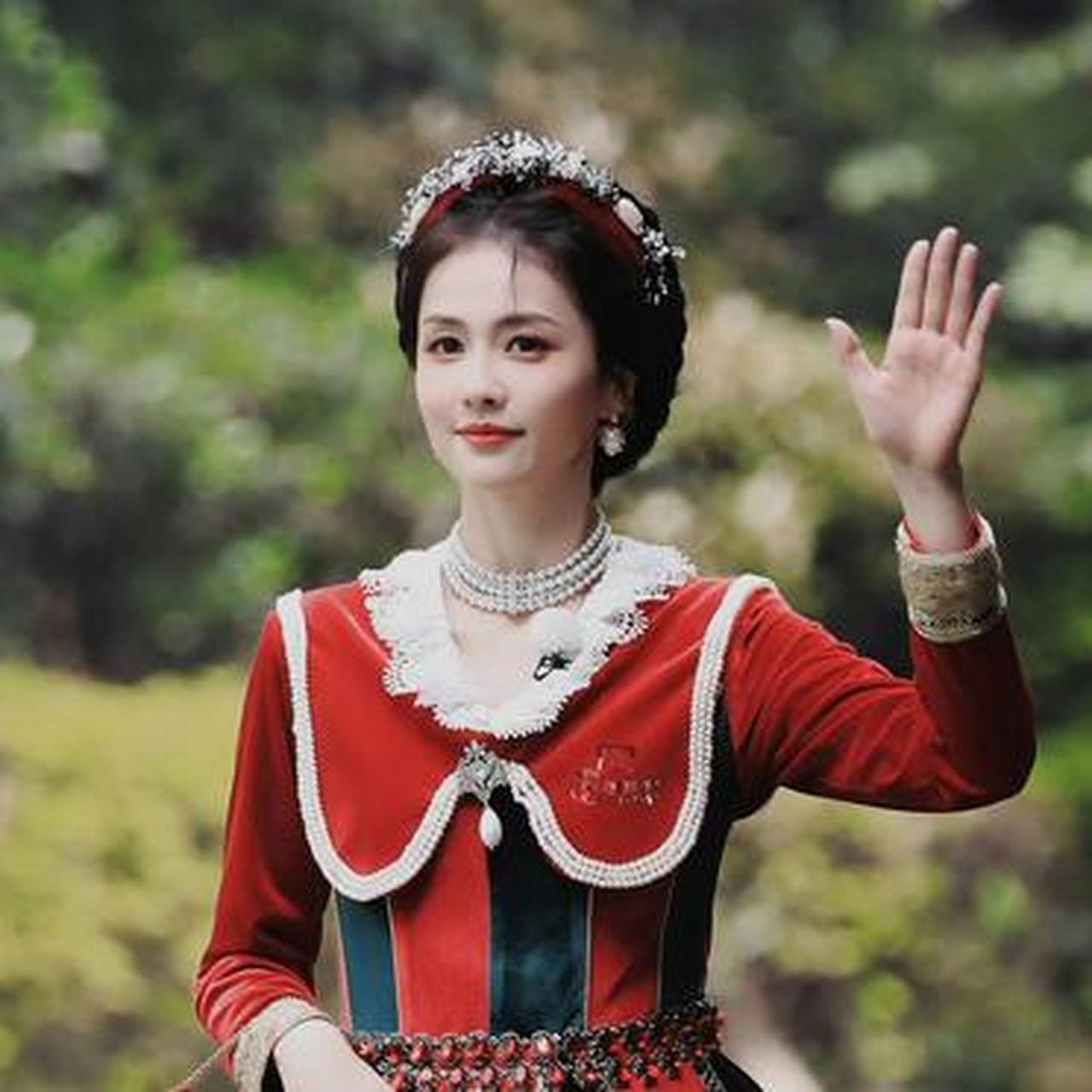 白鹿红丝绒公主裙好像圣诞装,盘发造型更显优雅温婉气质