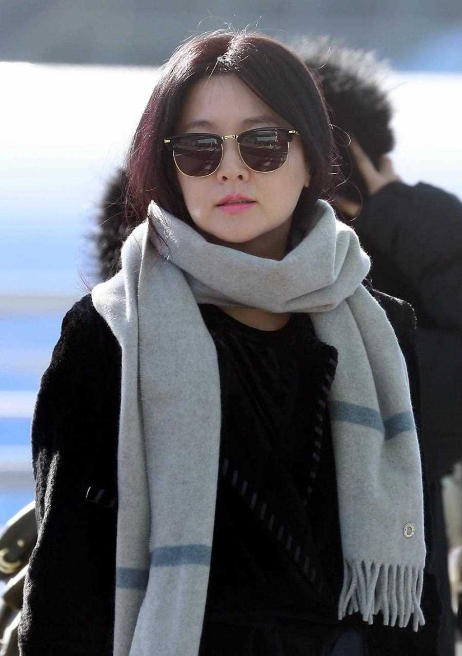 岁月从不败美人,四十岁穿搭典范,李英爱机场照.[微笑]