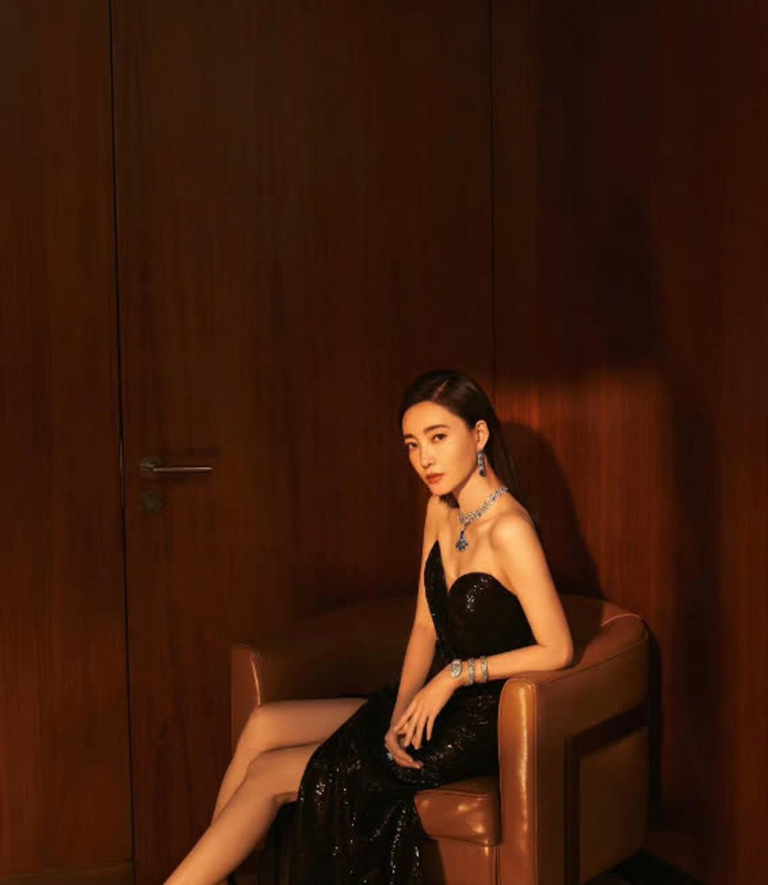 王丽坤开叉连衣裙美腿玉足,让人移不开眼睛!  !  ![坏笑]