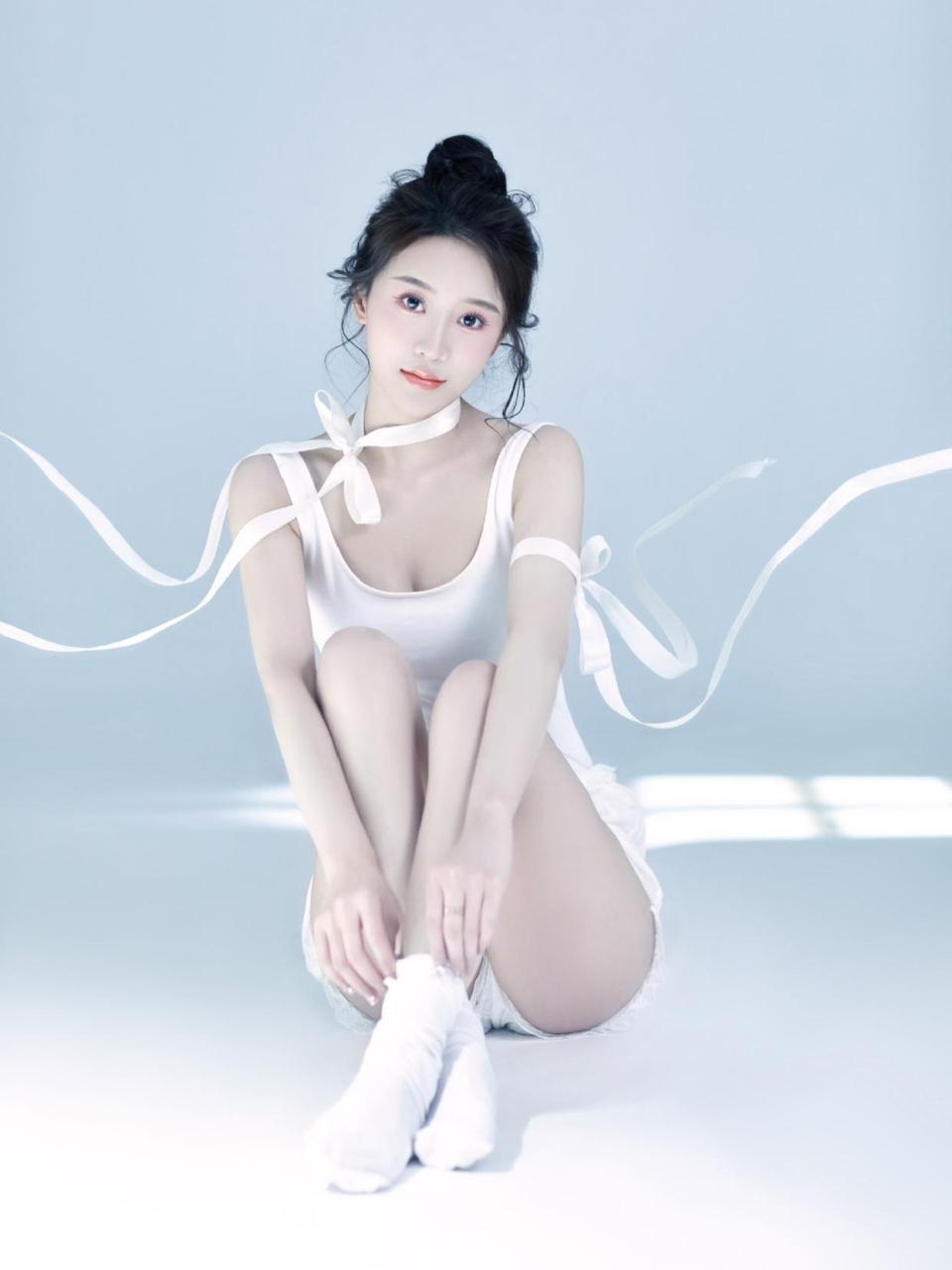 不一定非要长成玫瑰,你可以的话做蔷薇做百合,做无名小花千千万万