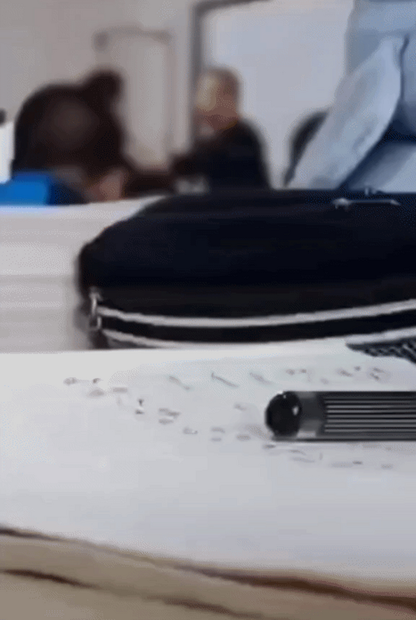 湖北一教师左右开弓扇学生耳光# 4月5日,湖北孝感一中学教师在讲糖鞍