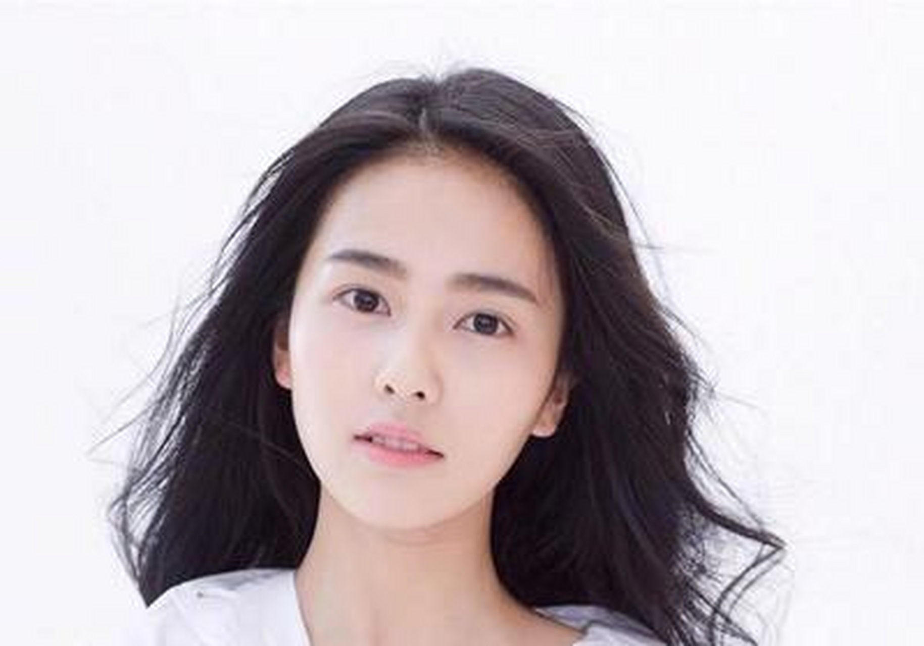 [坏笑 很多人都说白鹿和刘诗诗长的像,她们俩的气质也很像,都是淡雅