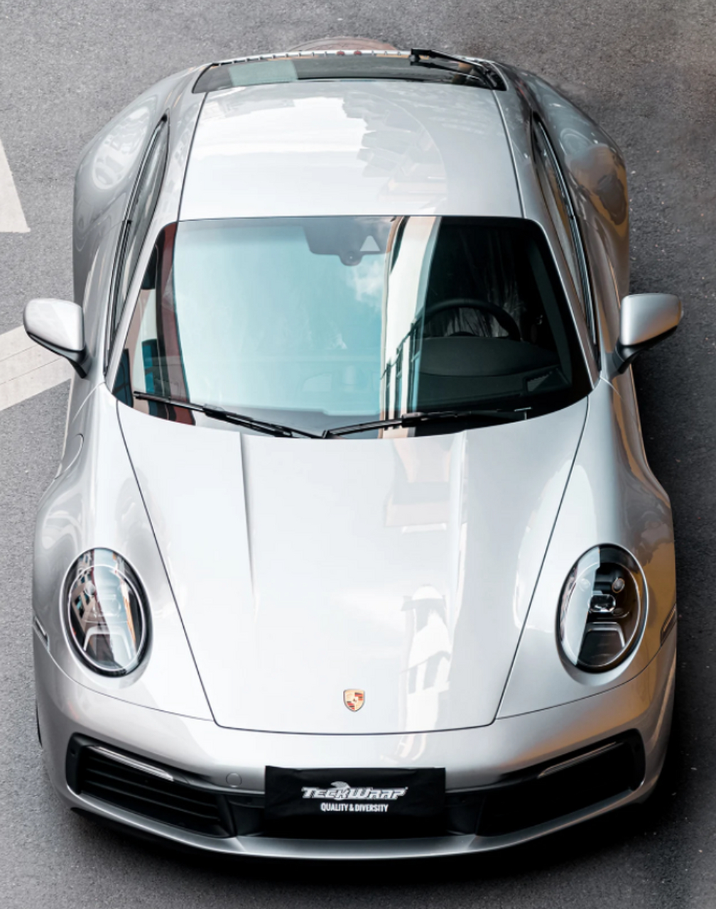 这款保时捷911 gt银,它的颜色是一种非常经典的冷银色系,就像遗颗