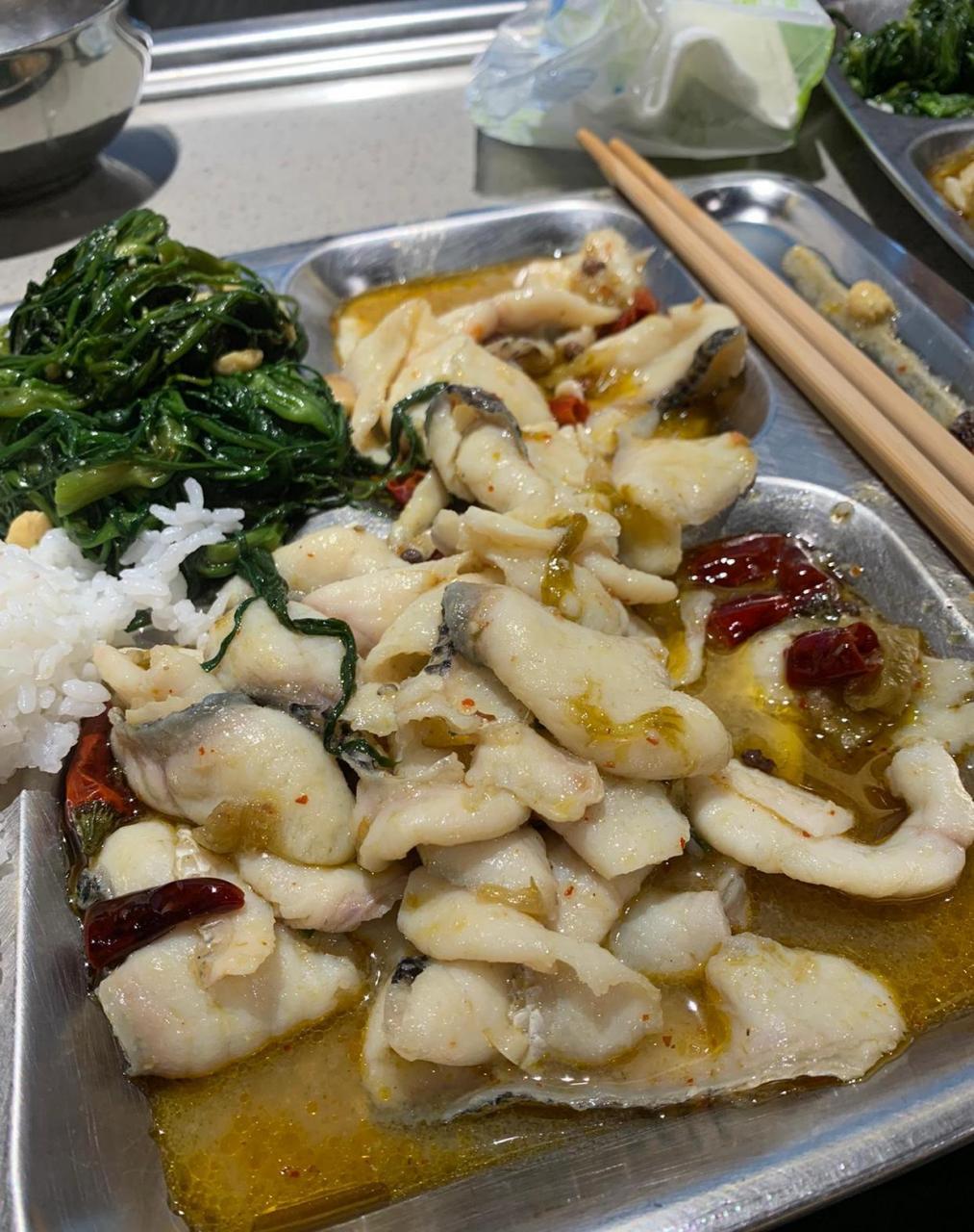 海底捞的员工餐|||在海底捞有两种死 累死 撑死 #海底捞[话题]