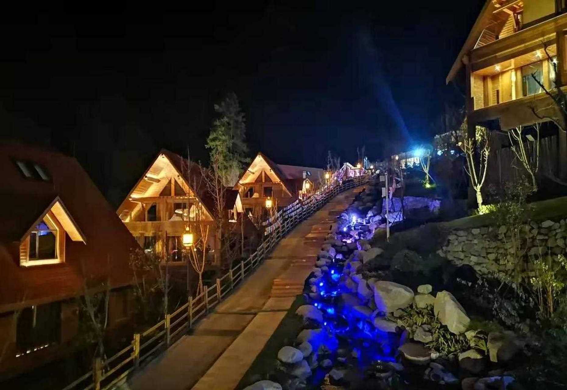 四川理县古尔沟神峰温泉[笑哭] 古尔沟神峰温泉距离成都约230公里,距